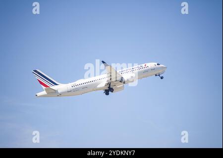 13.05.2024, Berlin, Deutschland, Europa, ein Passagierflugzeug des Typs Air France Airbus A220-300 mit der Registrierung F-HPND, das von Berlin Brandenburg aus startet Stockfoto