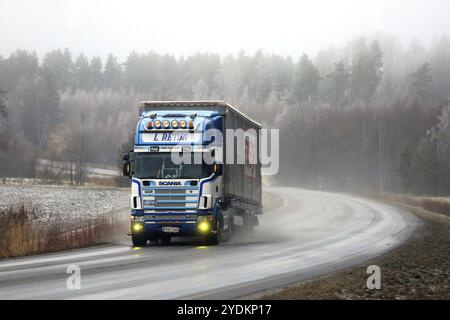 SALO, FINNLAND, 17. DEZEMBER 2016: Maßgeschneiderter Scania 164L 480 Sattelzugwagen und Curtainsider-Anhänger von L. Retva Oy auf nebeliger Winterautobahn in so Stockfoto