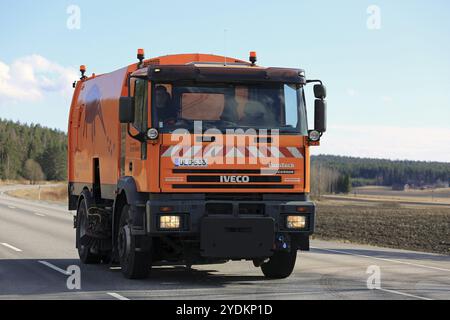 SALO, FINNLAND, 21. APRIL 2017: Der orange Iveco Eurotech Cursor Kehrwagen fährt im Frühjahr auf der Autobahn Stockfoto