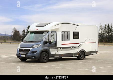 Adria Matrix Plus M 670 SP Wohnmobil auf öffentlichem Parkplatz. Salo, Finnland. 31. März 2024 Stockfoto