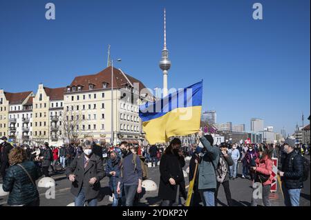 13.03.2022, Berlin, Deutschland, Europa, In Berlin, Zehntausende demonstrieren erneut für den Frieden in Europa und gegen den Krieg Russlands Stockfoto