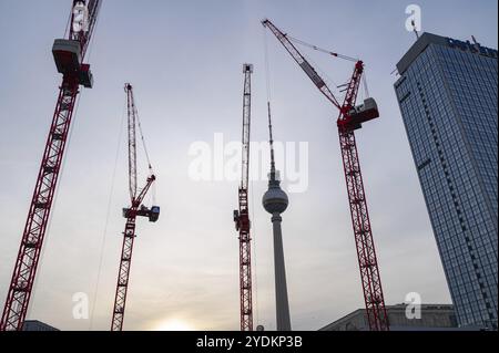 22.11.2023, Berlin, Deutschland, Europa, der Berliner Fernsehturm am Alexanderplatz im Stadtteil Mitte in der Abenddämmerung mit Baukranen auf dem Konst Stockfoto