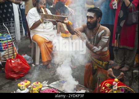 21.01.2019, Singapur, Republik Singapur, Asien, Ein frommer Hindu bereitet sich auf die Thaipusam-Festprozession im Sri Srinivasa Perumal-Tempel vor Stockfoto