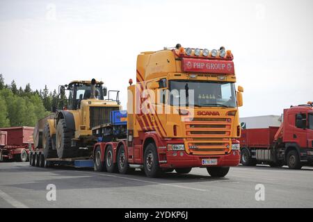 FORSSA, FINNLAND, 23. APRIL 2016: Kundenspezifischer Scania G580-Auflieger der PHP Group hält während des Transports des schweren Cat 980H wh an der LKW-Haltestelle Forssa Stockfoto