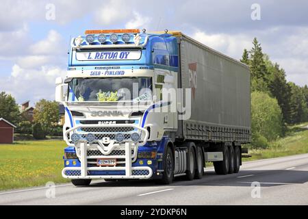 SALO, FINNLAND, 11. JUNI 2017: Der maßgeschneiderte Super Scania R500 Pokemon von L. Retva Oy Sattelauflieger transportiert Güter an einem sonnigen Sommertag auf der Autobahn Stockfoto