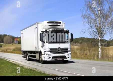 Weißer Mercedes-Benz Actros Truck und Thermo King temperaturgeregelter Anhänger fahren an einem Frühlingstag auf der Autobahn. Salo, Finnland. Mai 2024 Stockfoto