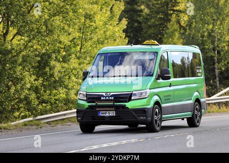 Grüner 2022 MANN TGE Taxi Minibus mit Geschwindigkeit auf der Autobahn gegen grünes Laub. Forssa, Finnland. September 2022 Stockfoto