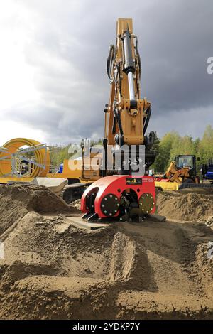 Hyvinkaa, Finnland. September 2019. Fahrer, der mit der am Hydraulikbagger von Cat am Maxpo 2019 montierten ALLU Proline 1500HD-Verdichter arbeitet Stockfoto