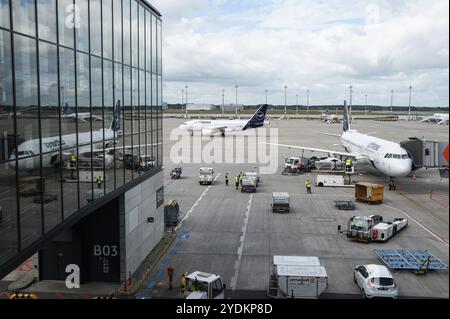 04.08.2023, Berlin, Deutschland, Europa, Ein Passagierflugzeug des Lufthansa Airbus A321-200 mit der Registrierung D-AIDA parkt an einem Gate in Berlin Brandenburg Stockfoto