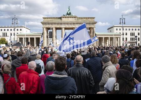 22.10.2023, Berlin, Deutschland, Europa, mehrere tausend Teilnehmer bringen ihre Solidarität und ihr Mitgefühl zum Ausdruck und nehmen an einer pro-israelischen Solidaritäts-ral Teil Stockfoto