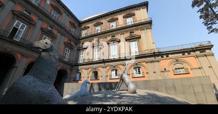 Permanente Kunstinstallation von Pferden des Künstlers Mimmo Paladino im romantischen Garten des Königlichen Palastes von Neapel Stockfoto