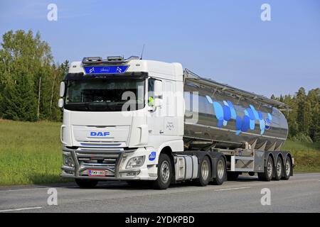 DAF XF510 Halbtanker von Jani Kola Oy liefert Valio Milch in Uurainen, Finnland, am 24. August 2018. Milchhalbstanker sind in Finnland kein gewöhnlicher Anblick, Stockfoto