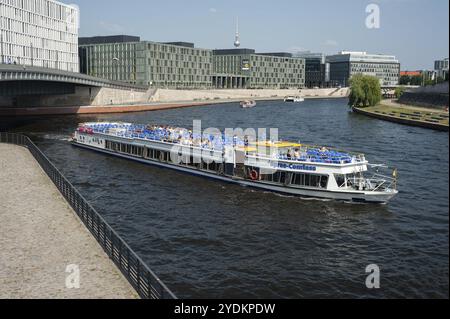 12.06.2019, Berlin, Deutschland, Europa, ein Ausflugsboot fährt entlang der Spree im Regierungsbezirk Mitte. Der Fernsehturm in Alexanderp Stockfoto