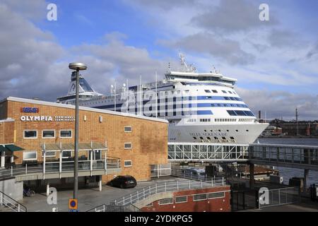 Helsinki, Finnland. März 2020. Tallink Silja M/S Silja Serenade bleibt wegen des Coronavirus am Olympia Terminal vor Anker Stockfoto