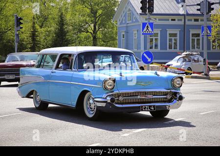 Salo, Finnland. Mai 2019. Türkisfarbenes Classic Chevrolet unter etwa 450 Oldtimern, die sich auf dem Salo Market für Salon Maisema Cruising 2019 treffen Stockfoto