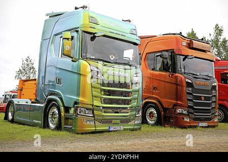 LOVIISA, FINNLAND, 1. JULI 2017: Zwei wunderschön angepasste Scania S580 Super Trucks der nächsten Generation von Martin Pakos auf Riverside Truck Meet Stockfoto