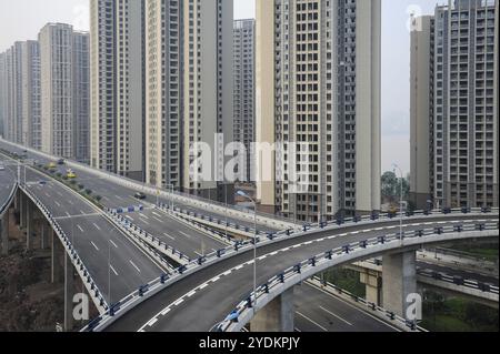 03.08.2012, Chongqing, China, Asien, neue Hochhäuser und Hochstraßen am Stadtrand der Metropole. Die Megacity befindet sich in Th Stockfoto