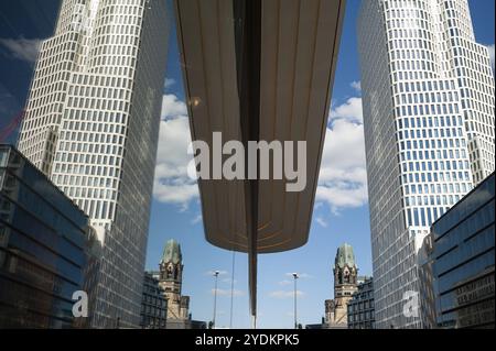 08.06.2019, Berlin, Deutschland, Europa, der Turm des Gebäudekomplexes Upper West am Kurfürstendamm in Berlin-Charlottenburg spiegelt sich in einem Geschäft wider Stockfoto