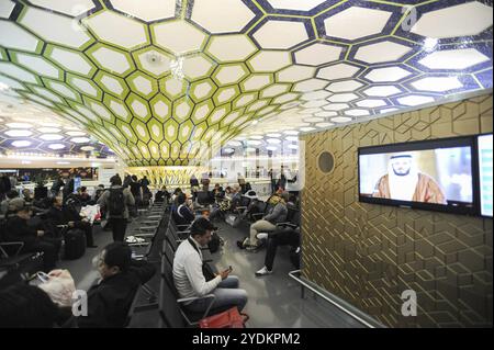 04.01.2014, Abu Dhabi, Vereinigte Arabische Emirate, Passagiere, die während eines Zwischenstopps in der Transithalle im alten Terminal auf ihre Anschlussflüge warten Stockfoto