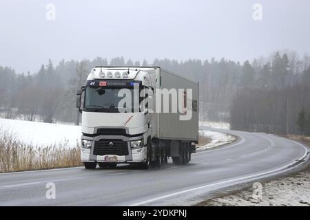 SALO, FINNLAND, 10. MÄRZ 2017: Der weiße Sattelauflieger Renault Trucks T transportiert an einem nebeligen Wintertag Fracht entlang der Straße Stockfoto