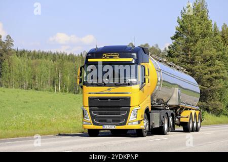 Uurainen, Finnland. Juni 2019. Gelbe Volvo FH 460 Halb-Tankwagen mit Tankwagen, die an einem sonnigen Sommertag auf der Autobahn fahren Stockfoto