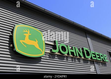 John Deere Logo an der Wand. Deere & Company ist eine amerikanische Marke und Hersteller von EG. Landmaschinen und Industrieanlagen. Salo, FI. 25. Juni 2023 Stockfoto