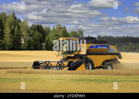 Herbsternte 2020 beginnt in Finnland: Landwirt erntet Gerste mit dem Mähdrescher New Holland CS540 in Salo, Finnland. August 2020 Stockfoto