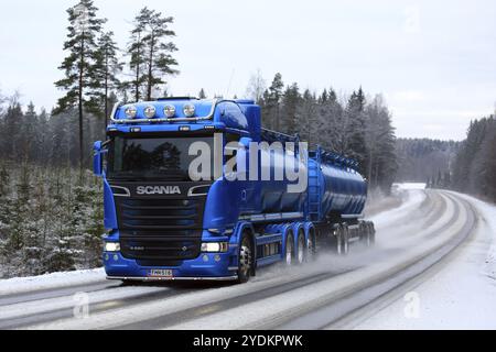 SALO, FINNLAND, 14. JANUAR 2017: Blauer Scania R580 Tankwagen fährt im Winter auf verschneiten Landstraßen Stockfoto