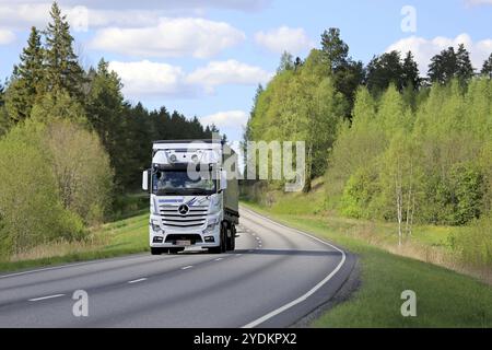 SALO, FINNLAND, 26. MAI 2017: Der weiße Mercedes-Benz Actros-Lastwagen von Mikcarry Oy transportiert Güter entlang der Autobahn, umgeben von Frühlingsnatur Stockfoto