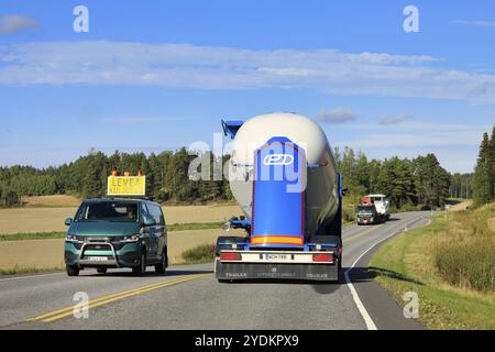 Das Pilotfahrzeug führt den Transport von überdimensionalen Lasten eines Freizeitbootes durch, der Tankwagen fährt in entgegengesetzter Richtung. Salo, Finnland. September 2021 Stockfoto