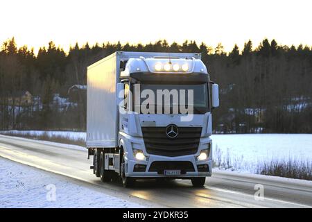 SALO, FINNLAND, 22. JANUAR 2017: Der weiße Mercedes-Benz Actros Truck von K Grahn Transport fährt bei Sonnenuntergang an einem Winternachmittag im Süden des Landes auf der Autobahn Stockfoto