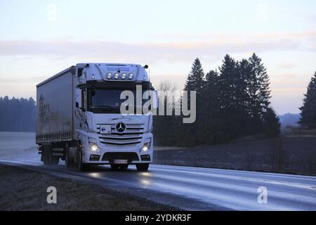 SALO, FINNLAND, 1. JANUAR 2017: Der weiße Mercedes-Benz Actros-Halbfrachtwagen von V. Levola Oy liefert an einem nebeligen Winterabend in Sou Güter auf der Straße Stockfoto