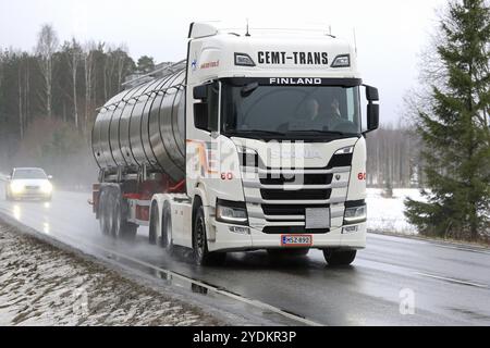 SALO, FINNLAND, 10. MÄRZ 2017: Der weiße Scania R500 Halbtanker der nächsten Generation für den ADR-Transport von CEMT-Trans fährt an einem regnerischen Frühlingstag auf der Autobahn Stockfoto