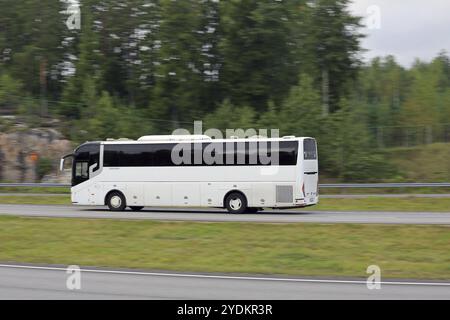 PAIMIO, FINNLAND, 26. AUGUST 2016: Weißer chinesischer ZhongTongBus Luxusbus mit hoher Geschwindigkeit auf der Autobahn in Südfinnland. Bewegungsunschärfe in der Kamera Stockfoto