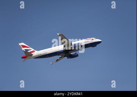 04.06.2023, Berlin, Deutschland, Europa, Ein Passagierflugzeug der British Airways Airbus A320-200 mit der Registrierung G-EUUG, das von Berlin Brandenb startet Stockfoto