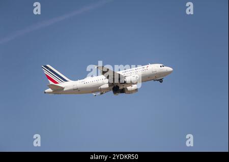 04.06.2023, Berlin, Deutschland, Europa, Air France Airbus A319-100 Passagierflugzeug mit der Registrierung F-GRHS startet von Berlin Brandenburg Stockfoto