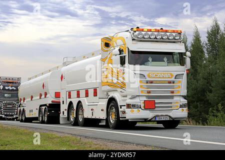 LEMPAALA, FINNLAND, 9. AUGUST 2018: Scania R560 Tankwagen von Johan Nordqvist Transport ab von Schweden im Konvoi zur Power Truck Show 2018, Finnland, EUR Stockfoto