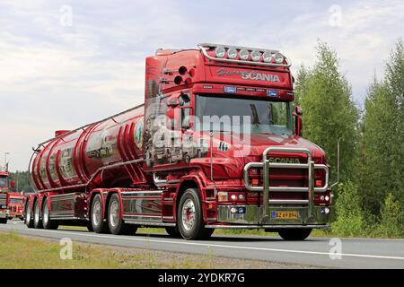 LEMPAALA, FINNLAND, 9. AUGUST 2018: Scania 164 T Super Truck Geschichte von Scania auf Lkw Konvoi zur führenden Trucking-Veranstaltung Power Truck Show 2018, Fin Stockfoto