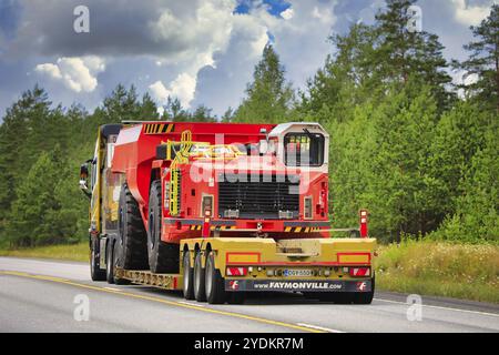 Der gelbe Volvo FH16 Sattelauflieger Mantyla E&E Ky transportiert Sandvik Untertage-Lkw für Bergbauarbeiten auf der Autobahn 25. Raasepori, Finnland. Juli 2020 Stockfoto