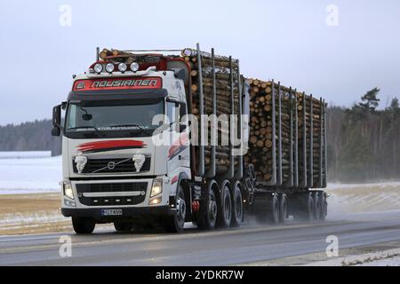 SALO, FINNLAND, 20. JANUAR 2017: Weißes und rotes Volvo FH Kombifahrzeug von Kuljetusliike E Nousiainen transportiert Zellstoff entlang der Autobahn nass mit Stockfoto