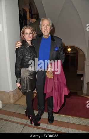 Reiner Schoene mit Ehefrau Anja Schoene bei der VerLEIHUNG GÖTZ GEORGE PREIS 2024 im Haus der Kaiserin-Friedrich-Stiftung in Berlin am 26.10.2024 *** reiner Schoene mit seiner Frau Anja Schoene bei der PREISVERLEIHUNG DES GÖTZ GEORGE PREISES 2024 im Haus der Kaiserin Friedrich Stiftung in Berlin am 26 10 2024 Stockfoto