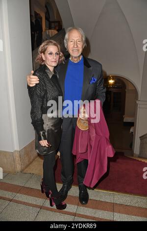 Reiner Schoene mit Ehefrau Anja Schoene bei der VerLEIHUNG GÖTZ GEORGE PREIS 2024 im Haus der Kaiserin-Friedrich-Stiftung in Berlin am 26.10.2024 *** reiner Schoene mit seiner Frau Anja Schoene bei der PREISVERLEIHUNG DES GÖTZ GEORGE PREISES 2024 im Haus der Kaiserin Friedrich Stiftung in Berlin am 26 10 2024 Stockfoto