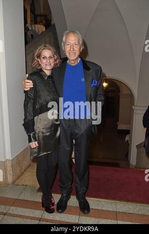 Reiner Schoene mit Ehefrau Anja Schoene bei der VerLEIHUNG GÖTZ GEORGE PREIS 2024 im Haus der Kaiserin-Friedrich-Stiftung in Berlin am 26.10.2024 *** reiner Schoene mit seiner Frau Anja Schoene bei der PREISVERLEIHUNG DES GÖTZ GEORGE PREISES 2024 im Haus der Kaiserin Friedrich Stiftung in Berlin am 26 10 2024 Stockfoto