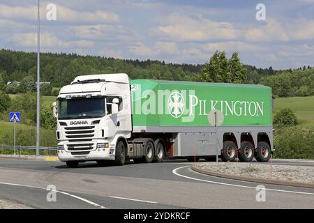 Weißer Scania R560 Lkw und Pilkinton Glasanhänger an Straßenkreuzung an einem Sommertag in Salo, Finnland, 2. Juni 2018, Europa Stockfoto