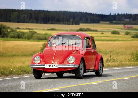 Der rote Volkswagen Käfer, offiziell Volkswagen Typ 1, fährt auf der Maisemaruise 2019 auf der Landstraße. Vaulammi, Finnland. August 2019 Stockfoto