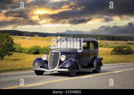 Black Ford Fordor Dillinger Sonderjahr 1934 auf der Straße auf der Maisemaruise 2019. Himmel bearbeitet. Vaulammi, Finnland. August 2019 Stockfoto