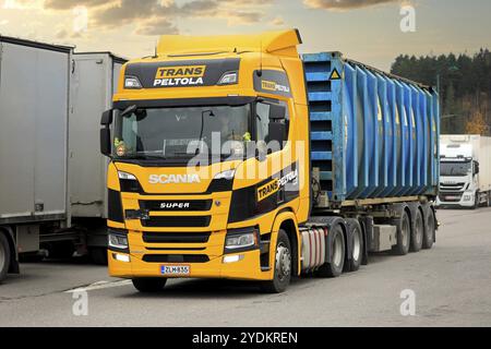 Scania R500-Lkw der nächsten Generation von TransPeltola Oy vor dem Frachtcontainer Bruhn Spedition, der den LKW-Stopp verlässt. Salo, Finnland. 31. Oktober 2020 Stockfoto