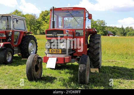 Klassischer Massey-Ferguson-Traktor 188 mit Multi-Power, Baujahr 1975, ausgestellt auf Kimito Traktorkavalkad, Tractor Cavalcade. Kimito, Finnland, 7. Juli 2018, Euro Stockfoto