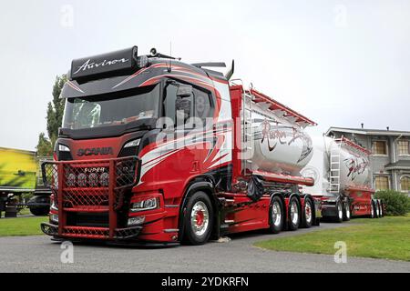 ALAHARMA, FINNLAND, 10. AUGUST 2018: Der neue Scania R580 Großtransporter von Kuljetus Auvinen Oy gewinnt seine Kategorie auf der Power Truck Show 2018 Stockfoto