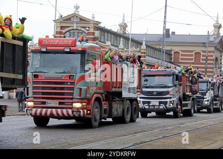 HELSINKI, FINNLAND, 16. FEBRUAR 2017: Finnische Schüler des 3. Schuljahres feiern das traditionelle Penkkarit mit einer feierlichen Parade am d Stockfoto